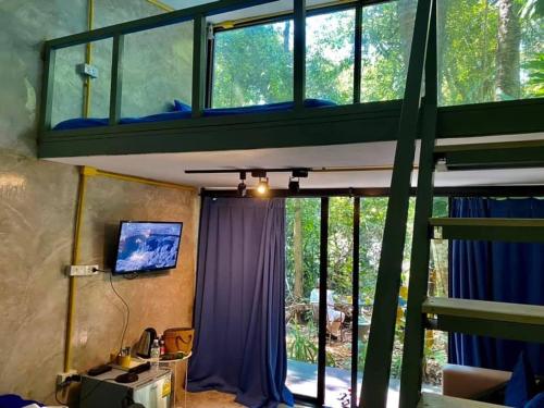 BeachBox@Koh Сhang near Wat Salak Phet Temple