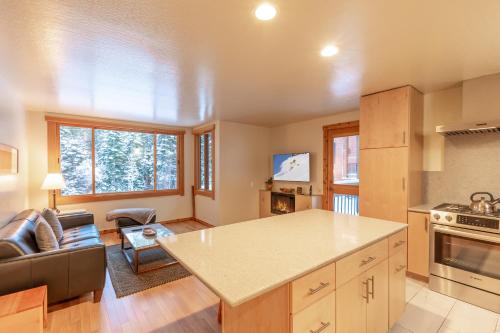 Modern 1 bedroom in Ski Trails condo