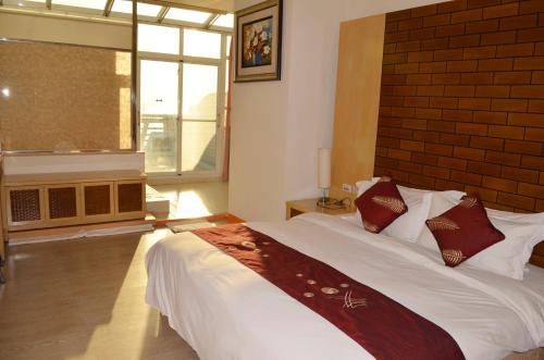 Deluxe Double Room with Balcony and Sea View image 4
