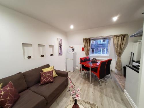 1 & 3 Bedroom Apt by Sensational Stay Serviced Accommodation - Adelphi Suites - image 8