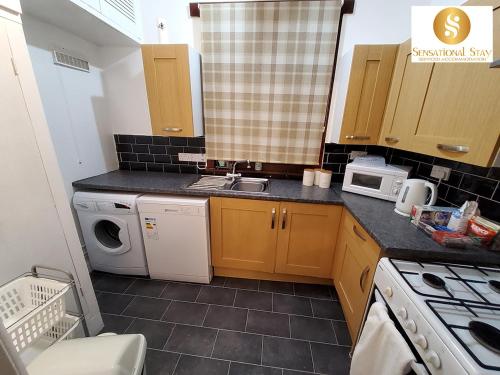 2 Bedroom Apt  Sensational Stay Serviced Accommodation Aberdeen- Middlefield Place - image 3