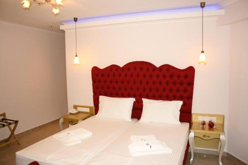One-Bedroom Suite with Panoramic Sea View image 1