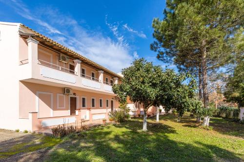 Nikos Pool Apartments - Ground Floor