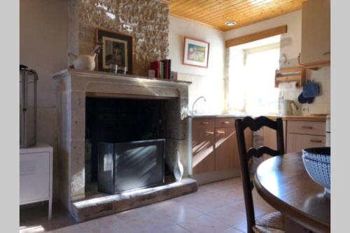 Cœur village, maison entière à louer, Château Dampierre sur Boutonne gîte à louer Saint-Pierre-de-l'Îsle