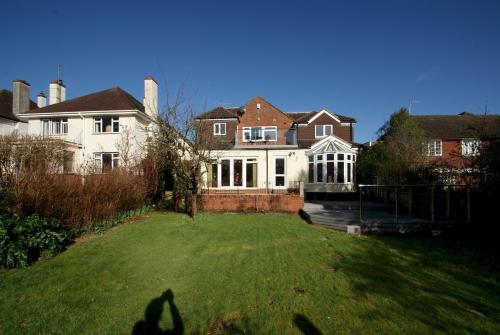 Pass the Keys Large family home with garden & balcony, close to the University gîte à louer St James Park Railway Station