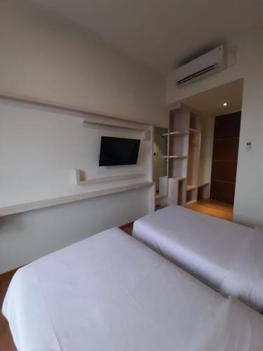Standard Twin Room image 4