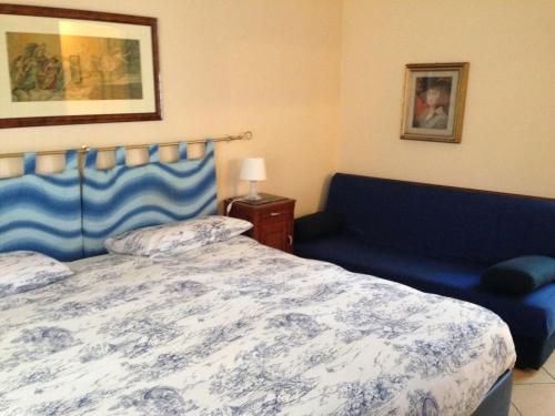 1 double bed, 1 twin bed