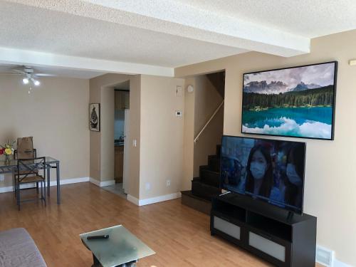 Cozy 2 Bedroom Townhouse with large Den