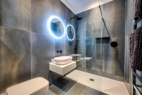 Hamilton Place - Beautiful and central city apartment with private entrance sleeps 4 - image 3