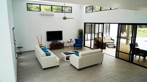 Spacious 5 bedroom with lots of privacy in gated community