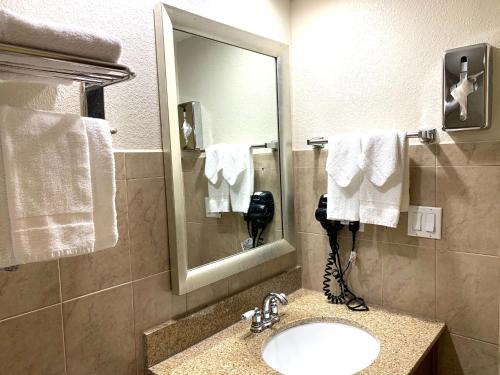 Deluxe King Room with Jacuzzi - Non-Smoking image 5