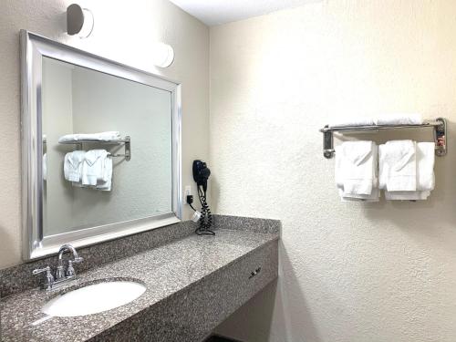 King Room - Non-Smoking image 6