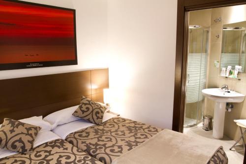 Double or Twin Room image 3