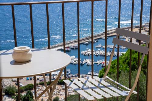 . Cargèse, appartement de charme surplombant le port