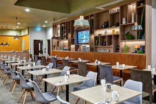 Holiday Inn Manchester - City Centre an IHG Hotel - image 2