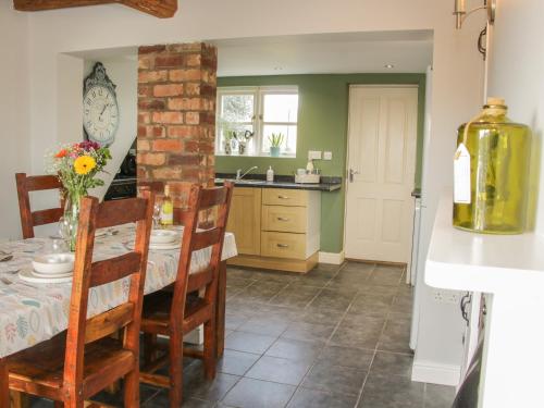 1 Royal Oak Cottages - image 13