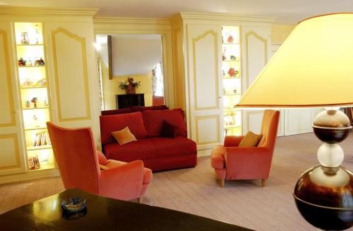 1 queen bed, 2 sofa beds