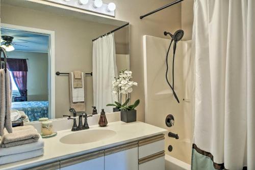 Walk-In Branson Condo with Balcony and Outdoor Pool!