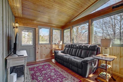 Cozy Log Cabin 6 Mi to Great Smoky Mtns NP! in Townsend, USA