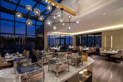 مطعم, واو للأجنحة الفندقية (WAW Hotel Suites) in المرسلات