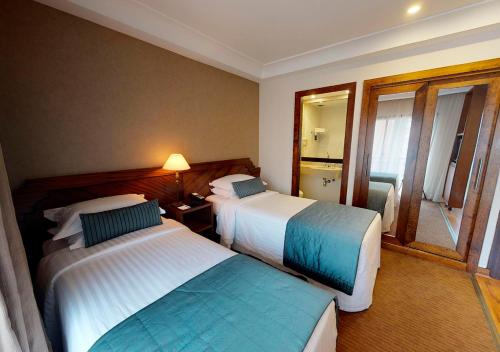 2 twin beds