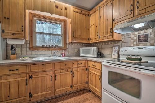 Pet-Friendly Wanderlust Cabin 5 Mi to Helen! - image 6