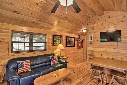 B&B Parsons - Cozy Anchors Away Cabin Hideaway with Fire Pit! - Bed and Breakfast Parsons