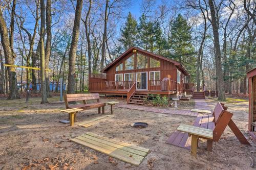 Cozy Anglers Hideaway about Half Mi to Lake Michigan! in Montague, USA
