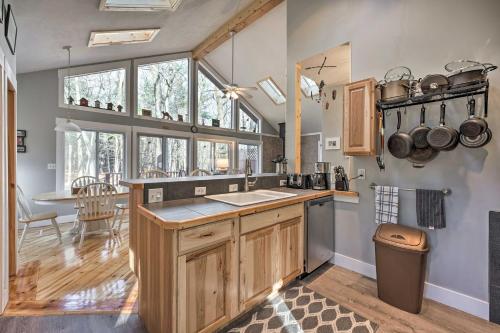 Spacious Family Escape Walk to Lake Michigan! in Muskegon