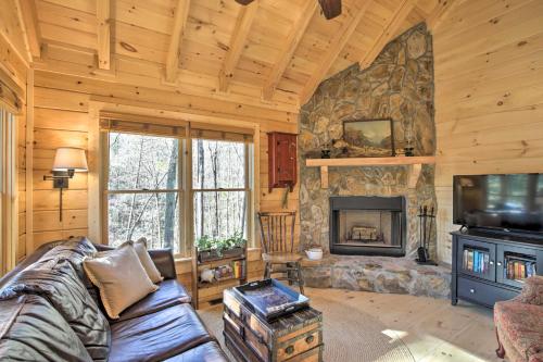 Couples Getaway Cabin by Hiking and Waterfalls!