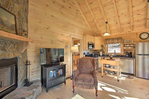 Couples Getaway Cabin by Hiking and Waterfalls!