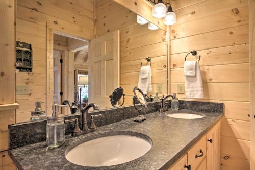 Couples Getaway Cabin by Hiking and Waterfalls!