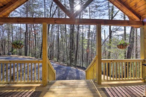 Couples Getaway Cabin by Hiking and Waterfalls!