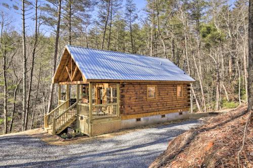 Couples Getaway Cabin by Hiking and Waterfalls!