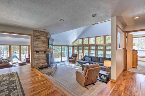 Hot Tub and Deck Large Sunriver Home Near Skiing