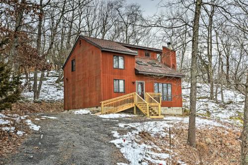 Charming Poconos Abode with Gas Grill and Fire Pit! - Bushkill