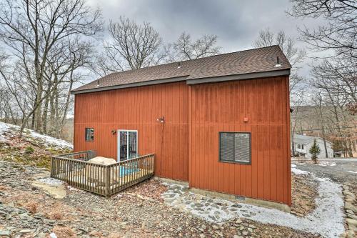 Charming Poconos Abode with Gas Grill and Fire Pit!