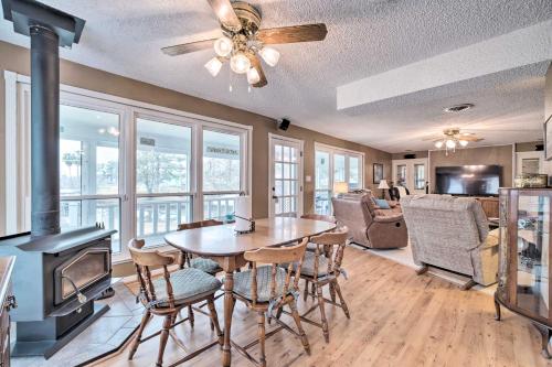 Lake Livingston Hideaway with Dock and Gas Grill! in Onalaska, USA