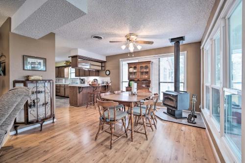 Lake Livingston Hideaway with Dock and Gas Grill! - image 2