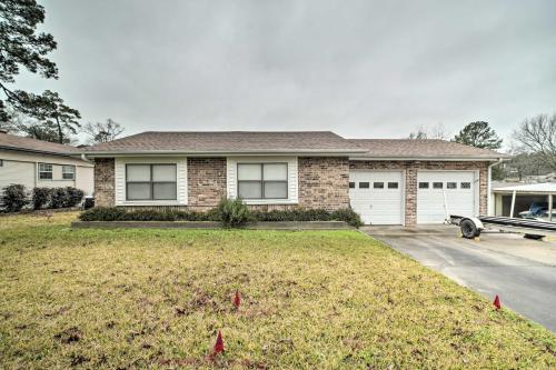 Lake Livingston Hideaway with Dock and Gas Grill!