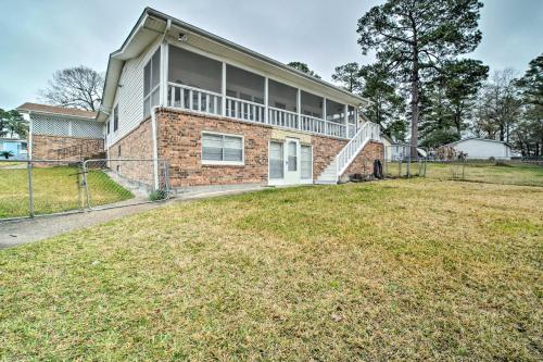 Lake Livingston Hideaway with Dock and Gas Grill!