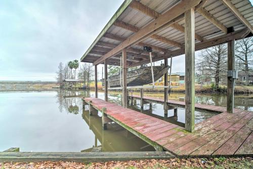 Lake Livingston Hideaway with Dock and Gas Grill!