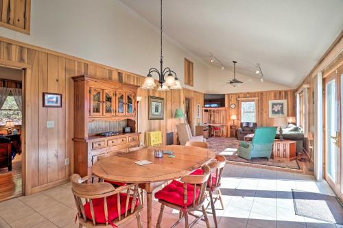 Cozy Hilltop Hideaway 10 Mi to Natl Forests - image 2