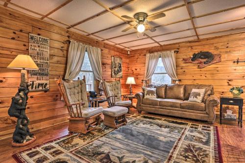 Smoky Mountain Cozy Cove Cabin Deck and Fire Pit! in Cosby, USA