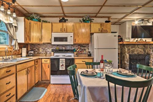 Smoky Mountain Cozy Cove Cabin Deck and Fire Pit! in Cosby, USA
