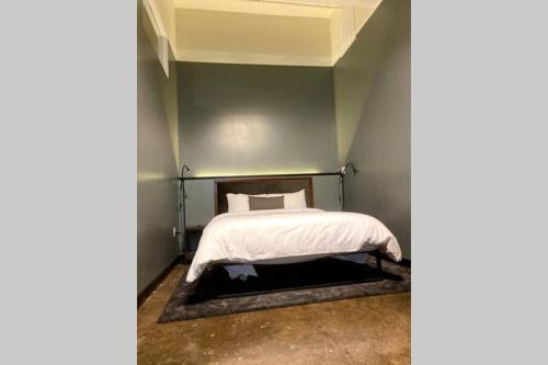 3E-*Renovated* 5 min to UPMC Shadyside, sleeps 6 thumb 3