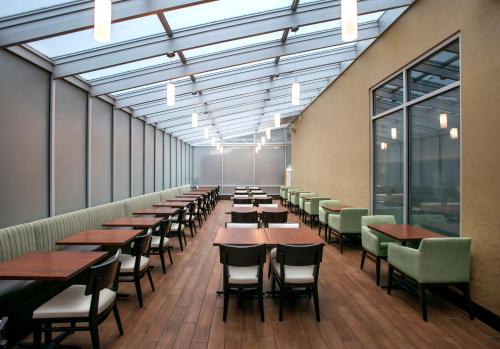 Restaurant, Holiday Inn Manhattan 6th Ave - Chelsea By IHG near St Patrick’s Cathedral