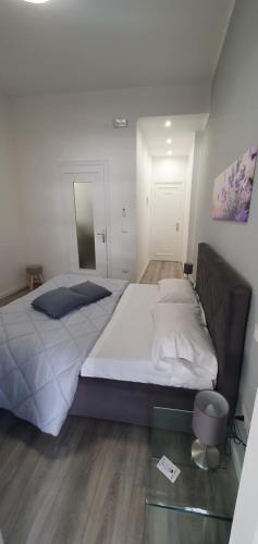 Deluxe Double Room with Balcony image 10