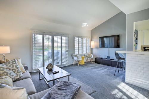Country Club Condo with Pool and Hot Tub Access! in La Quinta, USA