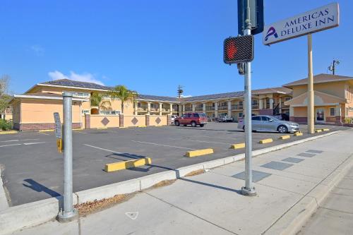 Exterior view, Americas Deluxe Inn in Marysville (CA)